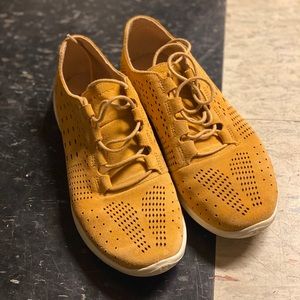 EUC Under Armour Casual Sneakers Wmns 7